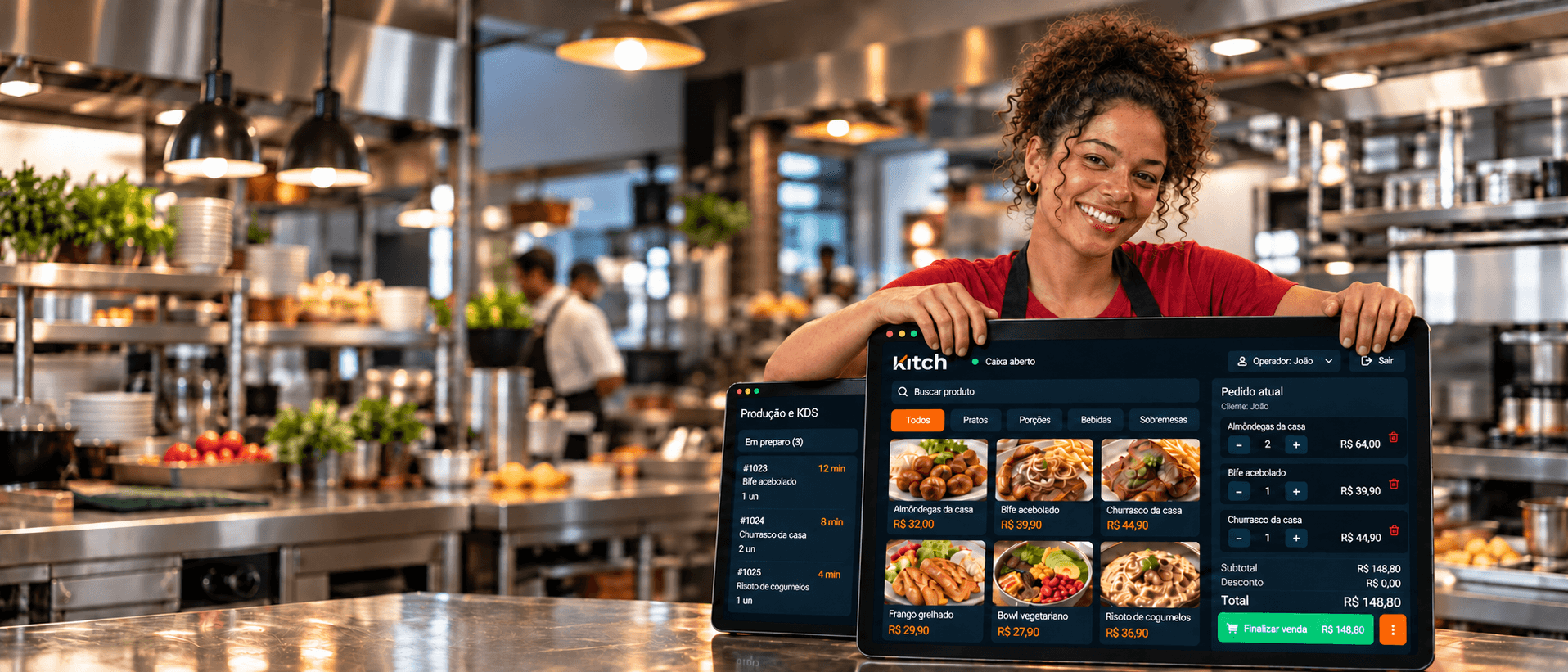 Chef sorridente com sistema Kitch OS conectado