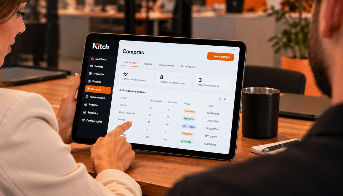 Gestor de restaurante analisando cotações de compras no tablet