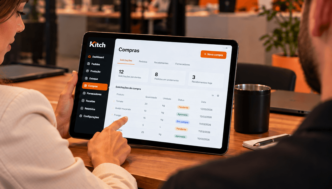Gestor acompanhando emissão fiscal e notas no tablet com Kitch OS