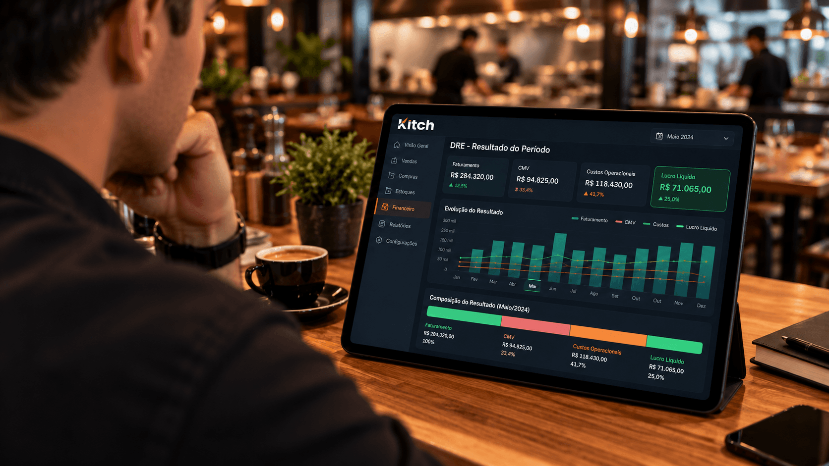 Gestor de restaurante acompanhando números e DRE financeiro no Kitch OS